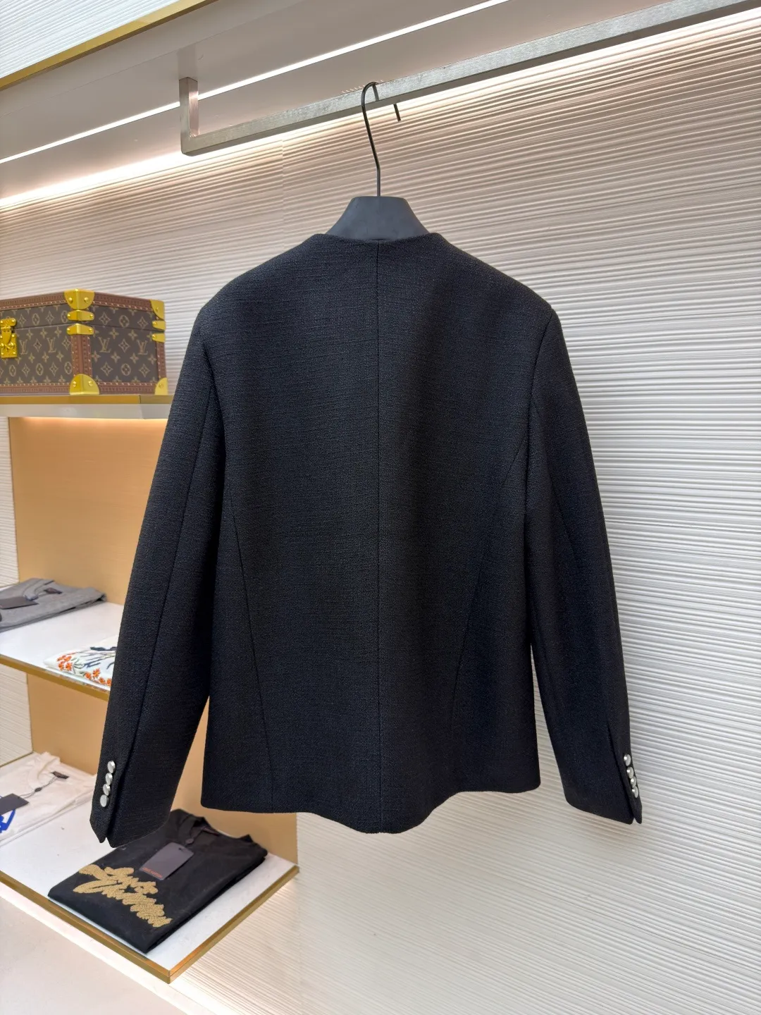 LOUIS VUITTON Pocket embroidered single-breasted jacket ●Original version: Purchased and developed by 34690 ●Item number: 1681733-B90 ●Fabric: cotton fabric ●Technology: embroidery production ●Color: black ●Version: fitted version ●Weight: about 1165 grams ●Size: 46-48-50-52 ●Description: The fabric is made of 100% pure cotton yarn knitted jacquard fabric. The skin-friendly and comfortable knitted jacquard technology gives the fabric a unique texture and texture, highlighting its quality; Marque L.Vuitton on the chest pocket The Déposée logo is embroidered with delicate stitching, clear patterns, and distinctive brand features; the inside is made of custom-woven gray checkerboard cupro fiber, which is breathable and skin-friendly. The custom-woven process ensures a perfect fit with the jacket, showing exquisite craftsmanship and high-end quality from the outside to the inside; the tailoring process shapes the version, with smooth lines and fits the body shape, showing a neat fashion sense. Pearlescent buttons have a soft luster, high-grade texture, and precise installation, matching the overall style. The overall wiring is straight and delicate, the fabric is comfortable and soft, and the color is consistent without color difference. It can be matched with the same style to create a fashionable look and control various occasions. Customized accessories, complete with three standards, same style for men and women!